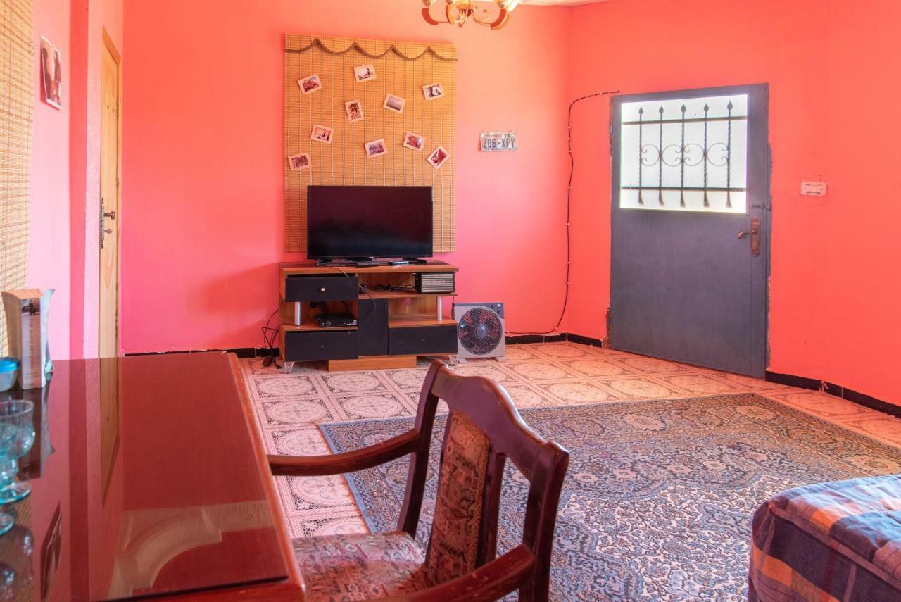 Bedouin Pink Ecohouse Bed & Breakfast วาดี มูซา ภายนอก รูปภาพ