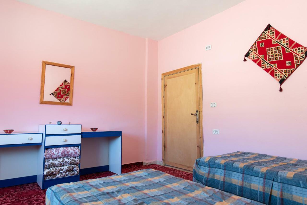 Bedouin Pink Ecohouse Bed & Breakfast วาดี มูซา ภายนอก รูปภาพ